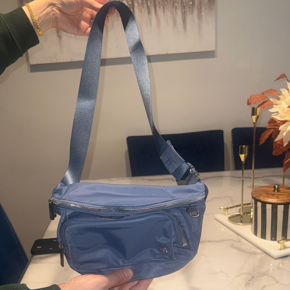 lululemon athletica Belt Bag in washed denim 4 liters - Picture 4 of 4